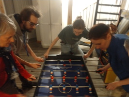 Partie endiablée de Baby foot lors du tournoi familial annuel